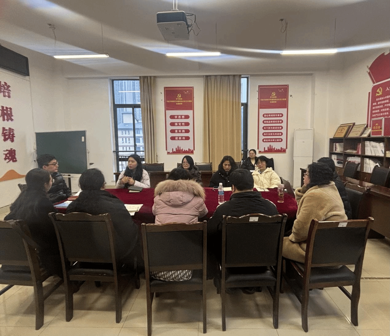 英语学科基础教育研究团队召开第一...